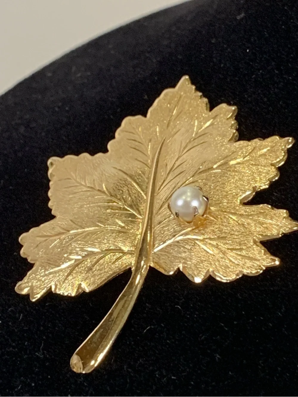 Vintage Sarah Coventry Gold Tone Leaf Brooch Faux Pearl